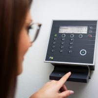 51楼凤内容编辑在灯下核对信息时间戳与来源标注的校对场景，桌面摆放着笔记与打印材料，氛围专注